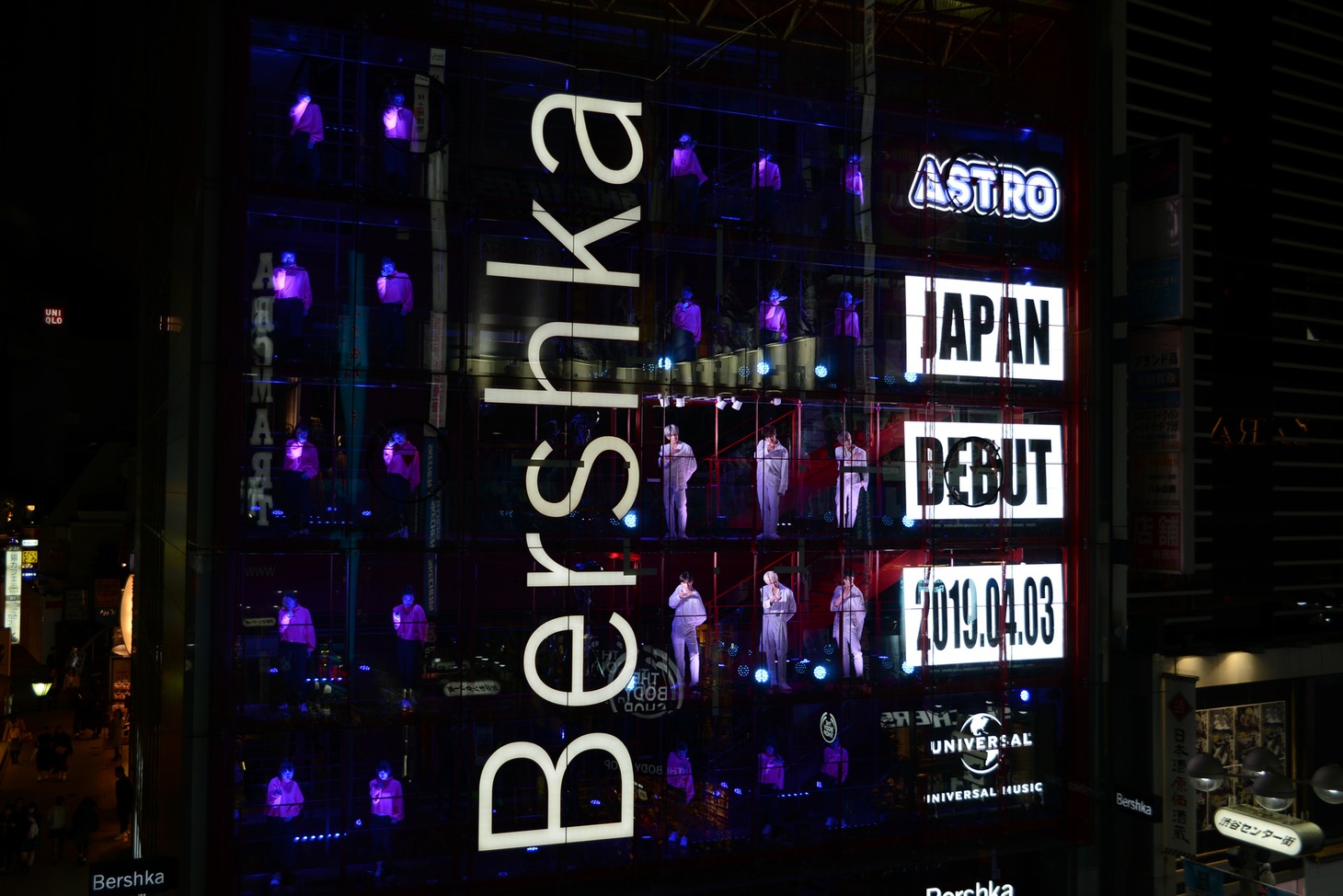 Bershka Shibuyaのショーウインドウに登場したASTRO。（撮影：五十嵐庸司）