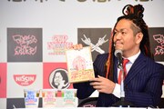 マキシマム ザ ホルモン「これからの麺カタコッテリの話をしよう」について説明するマキシマムザ亮君。
