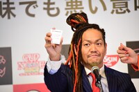 「カップヌードル コッテリーナイス」広告代理人の名刺をアピールするマキシマムザ亮君。