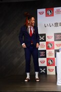 スーツに便所サンダルをコーディネートしたマキシマムザ亮君（歌と6弦と弟）。
