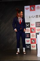 スーツに便所サンダルをコーディネートしたマキシマムザ亮君（歌と6弦と弟）。