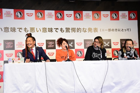 「マキシマム ザ ホルモン緊急記者会見」の様子。