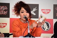 「カップヌードル コッテリーナイス」の魅力をアピールするナヲ。