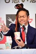コンビニでカップヌードルに手が伸びる様子を再現するマキシマムザ亮君（歌と6弦と弟）