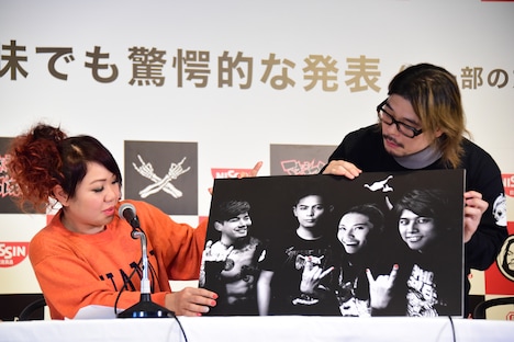 “2号店”のイメージ画像を見て「私だけそのままですね」と話すナヲ（左）。