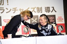 上ちゃん（4弦）に謝るダイスケはん（キャーキャーうるさい方）。