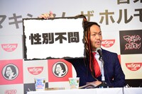 オーディションの概要を説明するマキシマムザ亮君。