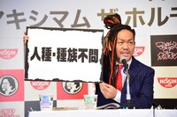 オーディションの概要を説明するマキシマムザ亮君。