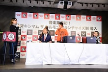 「マキシマム ザ ホルモン緊急記者会見」の様子。