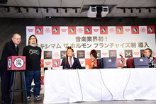 「マキシマム ザ ホルモン緊急記者会見」の様子。