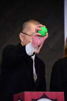 “2号店”の拠点エリアを決める抽選で「た」行のボールを引いたワーナーミュージック・ジャパン邦楽第2クリエイティブルームDEATHLOGY田中健太郎氏。