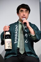 丸本酒造自慢の日本酒「竹林 かろやか」をアピールする丸本仁一郎氏。