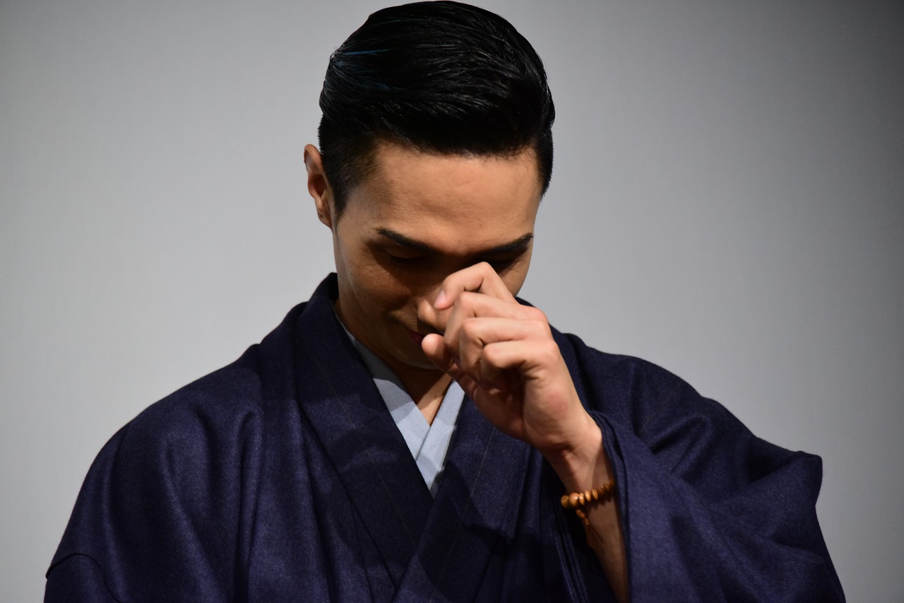 恐縮する橘ケンチ。