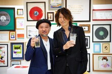 左からマキタスポーツ、TAKURO。（撮影：田辺佳子）