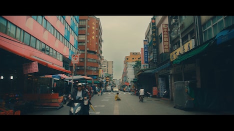 石崎ひゅーい「あなたはどこにいるの」ミュージックビデオより。