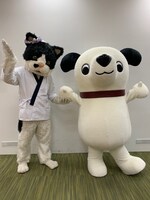 左からむぎ（猫）、ニッパー。