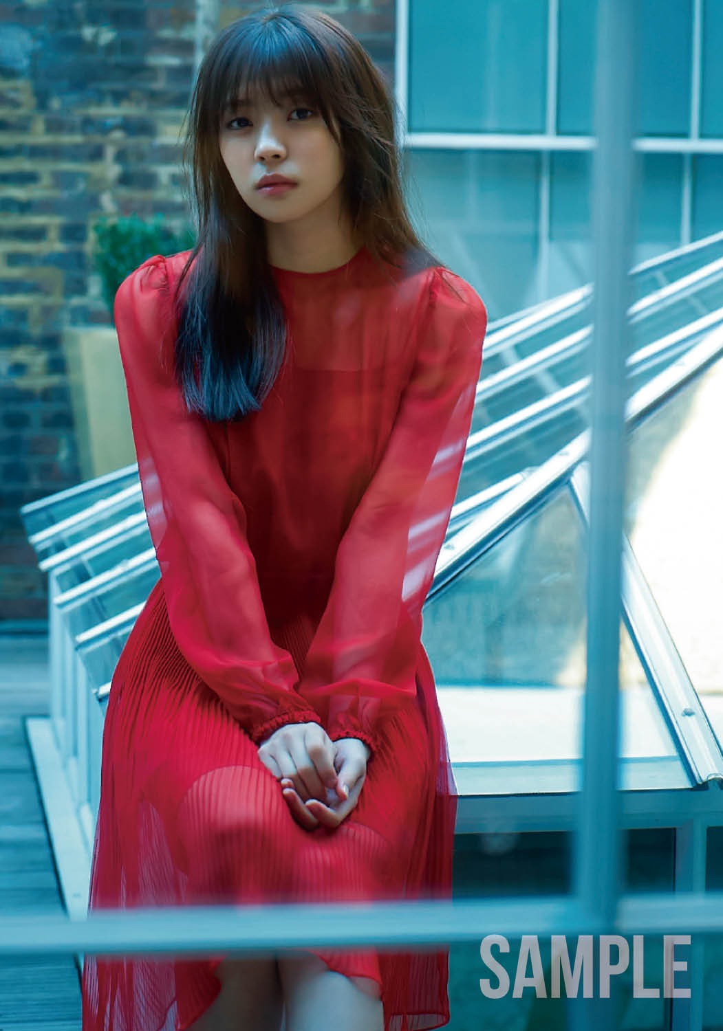 小林由依「感情の構図」楽天限定特典の生写真見本。