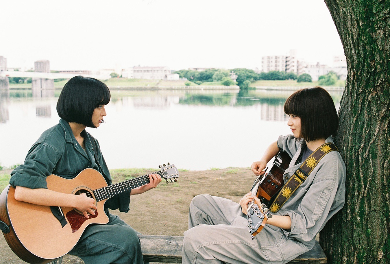 映画「さよならくちびる」のワンシーン。