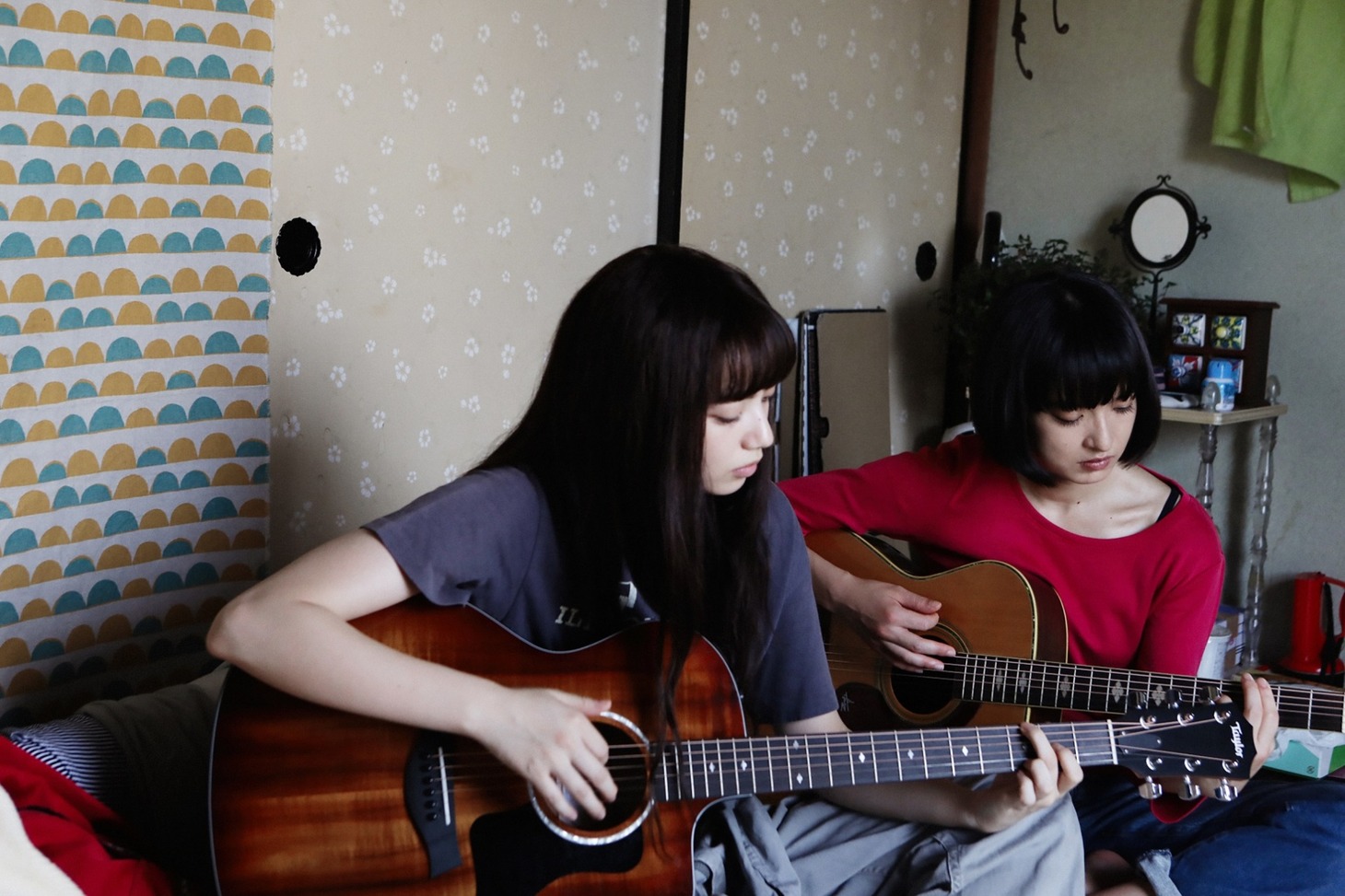 映画「さよならくちびる」のワンシーン。