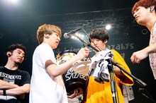 ダルマに目を入れる04 Limited Sazabys。（撮影：ヤオタケシ）