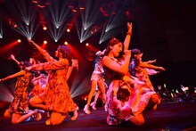 つばきファクトリー。写真手前が山岸理子。