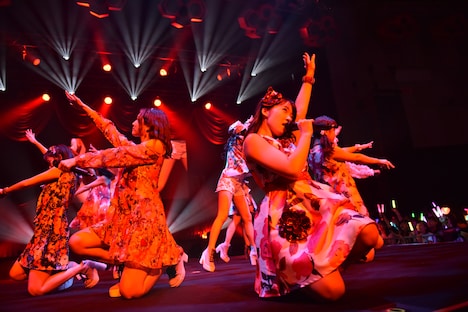 つばきファクトリー。写真手前が山岸理子。