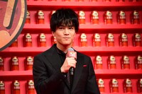 「本麒麟」のテイスティングを楽しみにしている岩田剛典。