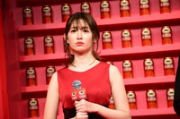 田山智広氏の話に耳を傾ける小嶋陽菜。