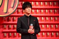 田山智広氏の話に耳を傾ける岩田剛典。