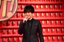 「早く乾杯したいですね」と話す岩田剛典。