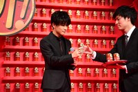 スタッフから「本麒麟」を受け取る岩田剛典。