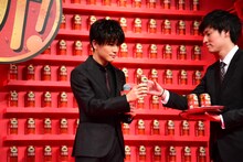 スタッフから「本麒麟」を受け取る岩田剛典。