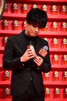 「本麒麟」のロゴの向きを調整する岩田剛典。