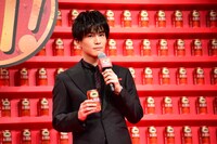 乾杯の時を待つ岩田剛典。