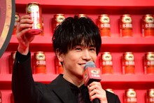 「本麒麟」で乾杯する岩田剛典。