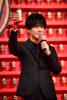 「本麒麟」で乾杯する岩田剛典。