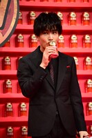 「本麒麟」を飲む岩田剛典。