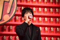 「本麒麟」をグイッと飲む岩田剛典。