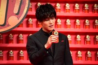 「本麒麟」を飲んで「うまい！」と感動する岩田剛典。