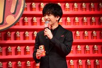 「想像以上にうまくてびっくりしています」と語る岩田剛典。