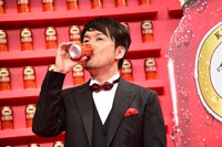 「本麒麟」を飲む土田晃之。