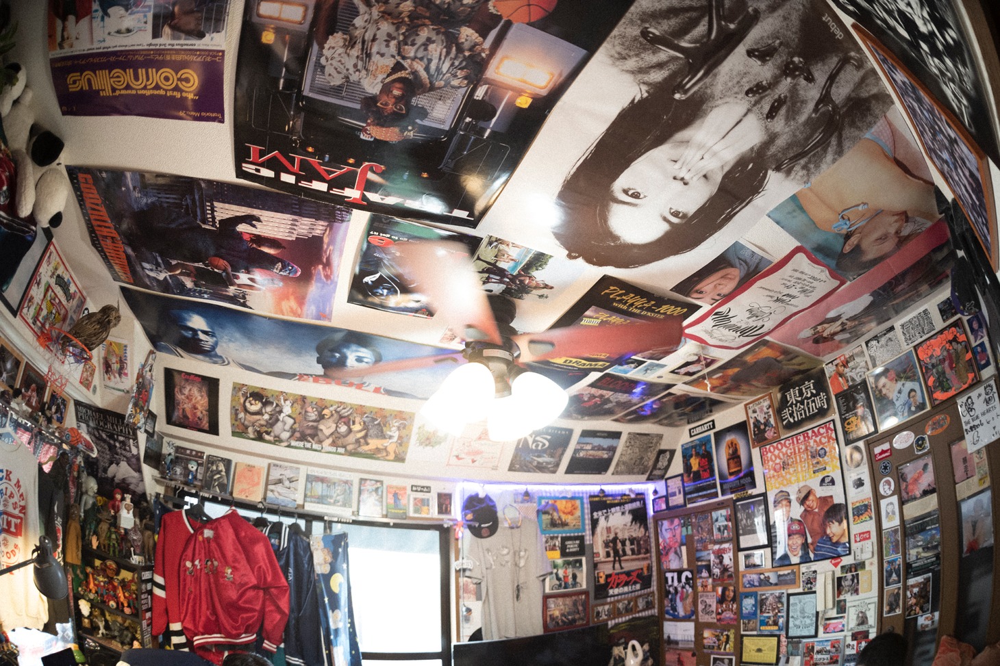 SITEの部屋の写真。天井までほとんど隙間なくポスターが貼られている。