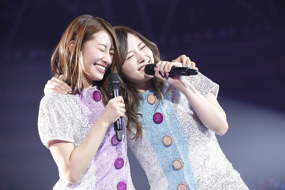 左から桜井玲香、白石麻衣。