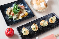 上が生麩のゴルゴンゾーラとバゲット。下はクリームチーズの西京漬け 生麩と角煮でパイ包み。