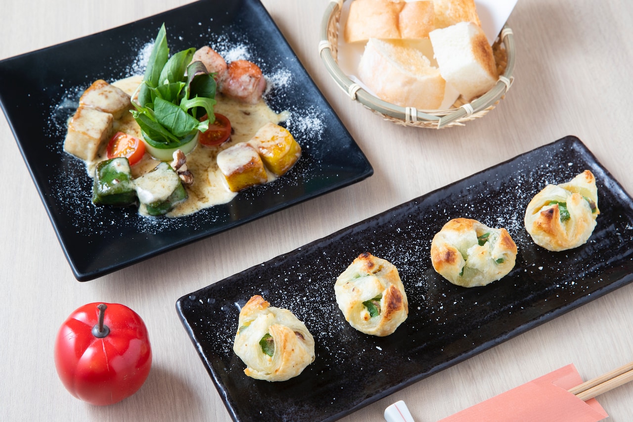 上が生麩のゴルゴンゾーラとバゲット。下はクリームチーズの西京漬け 生麩と角煮でパイ包み。