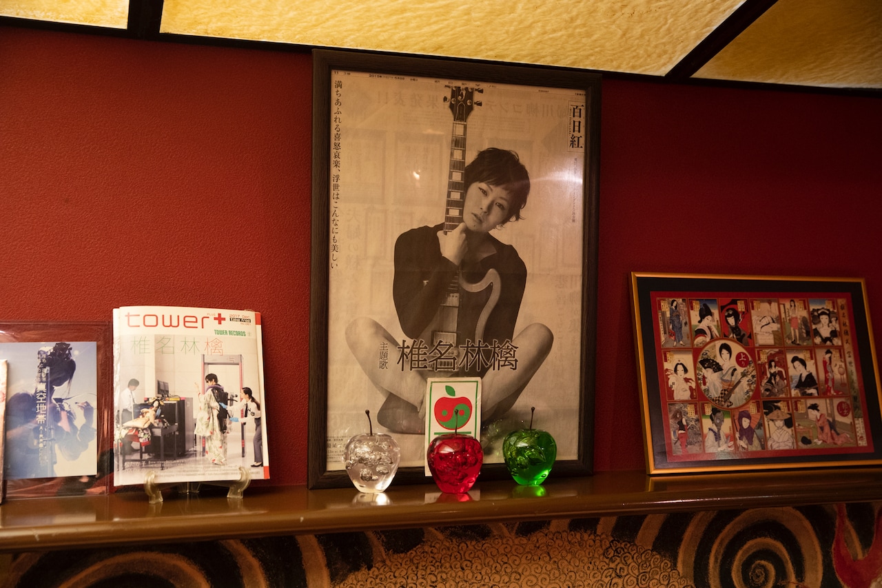 中央に飾られているのは、2015年5月8日の朝日新聞夕刊(東京本社版)に掲載された、映画「百日紅~Miss HOKUSAI~」の広告。