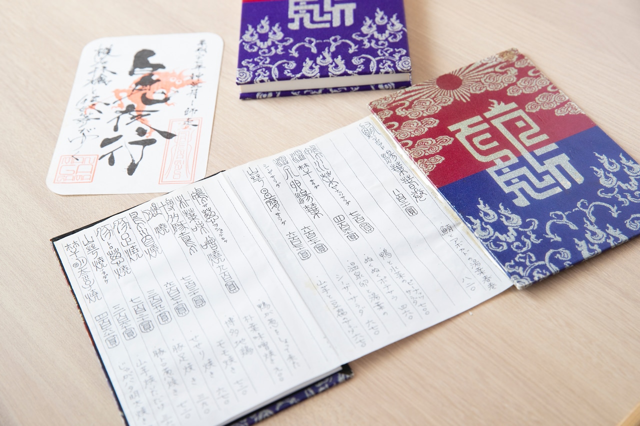 下は「椎名林檎と彼奴等がゆく 百鬼夜行2015」のツアーグッズだった「百鬼ヤコニカ御朱印帖」をモチーフにして三橋さんが作ったメニュー表。現在は使用していない。上は本物の「百鬼ヤコニカ御朱印帖」。