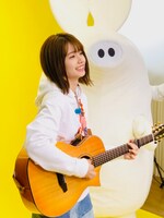 足立佳奈「はたらくうた」ミュージックビデオのワンシーン。