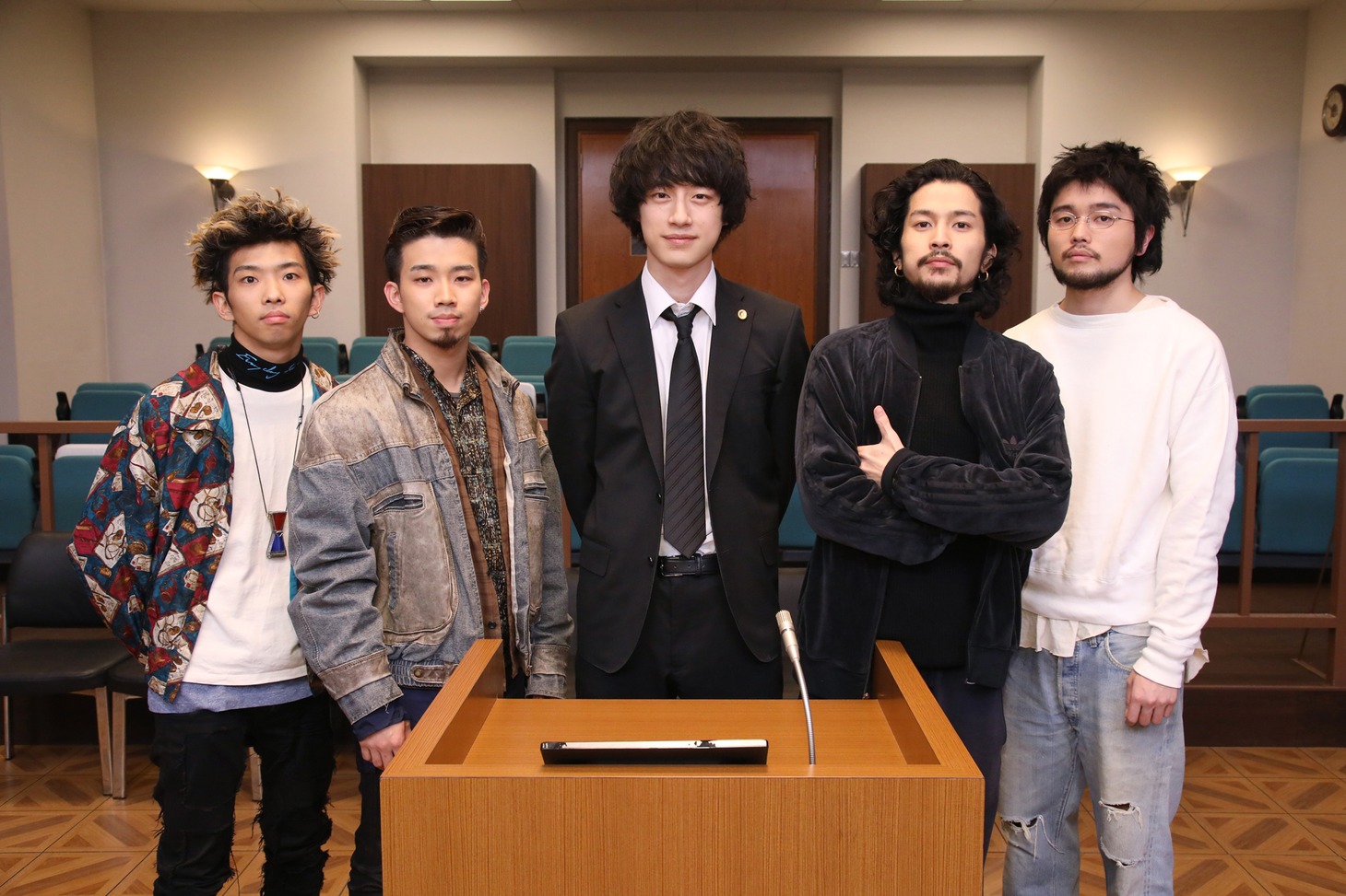 King Gnuと坂口健太郎（中央）。