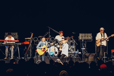 左から、フィッシュマンズ「あの娘が眠ってる」を演奏するHAKASE-SUN(key)、小嶋謙介(G)、茂木欣一(Dr)、木暮晋也(G)、柏原譲(B)。